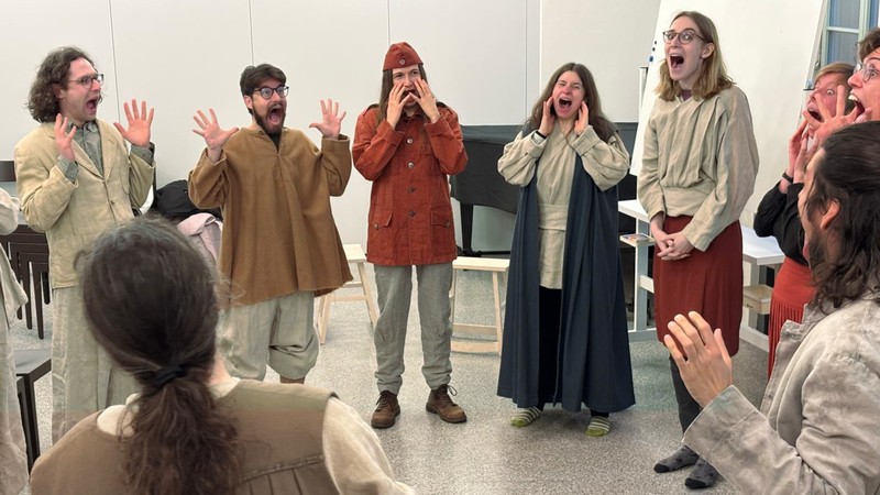 Die Theatergruppe «akitiv» wärmt sich auf für die Probe.