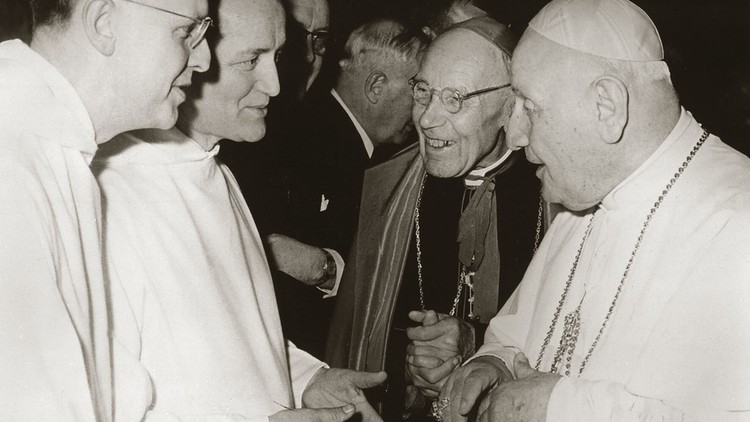 Gespräch am Zweiten Vatikanischen Konzil zwischen Max Thurian, Roger Schutz, Kardinal Augustin Bea, Papst Johannes XXIII.