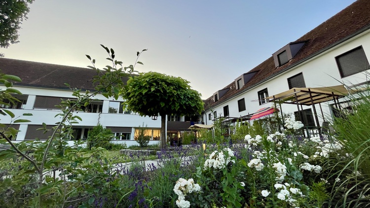 In der ehemaligen Bäuerinnenschule beim Kloster Fahr leben nun mehrere Generationen zusammen.