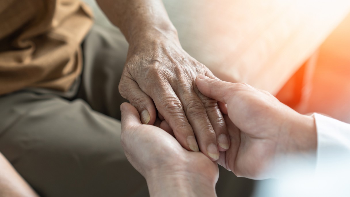 Auf dem Bild sind Hände zu sehen, die Hand einer anderen Person halten.