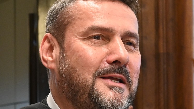 Pater Dominic Sadrawetz in der schwarzen Ordenstracht.