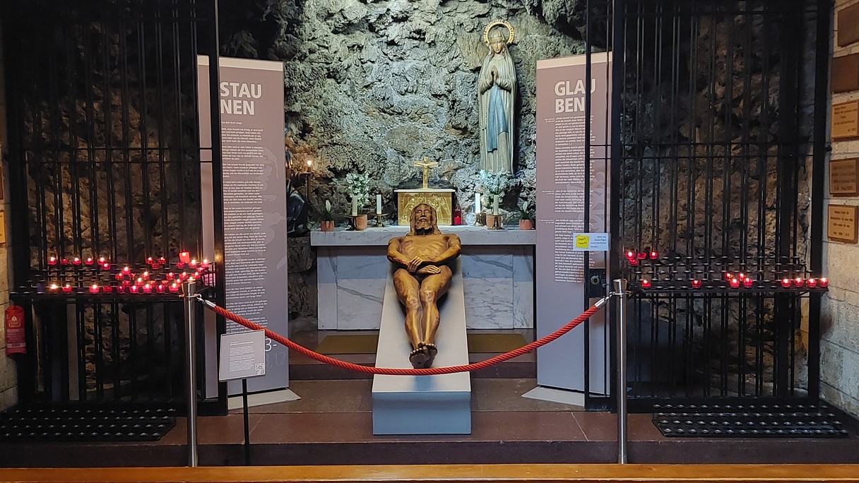 Eine lebensgrosse Figur, entsprechend dem Abdruck auf dem Grabtuch, in der Grotte von Maria Lourdes Zürich