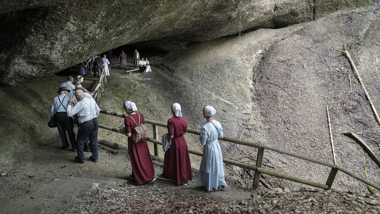 Eine Gruppe der Täuferbewegung auf dem Weg zur Täuferhöhle.