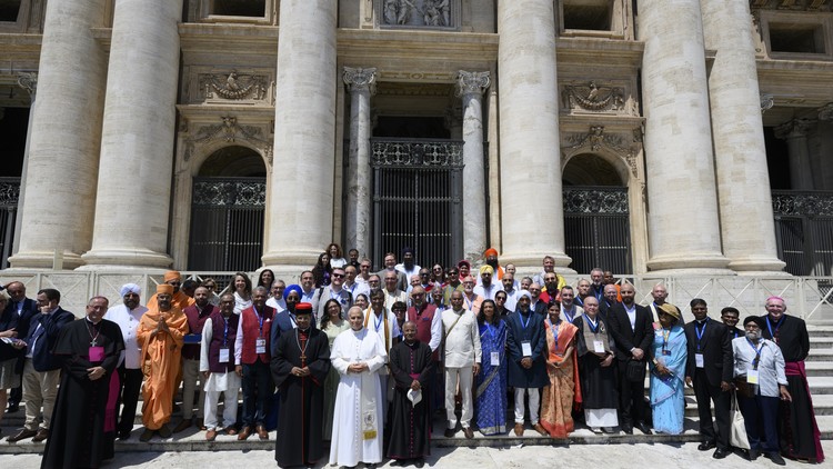 Vertreterinnen und Vertreter verschiedener Religionsgemeinschaften mit Papst Leo