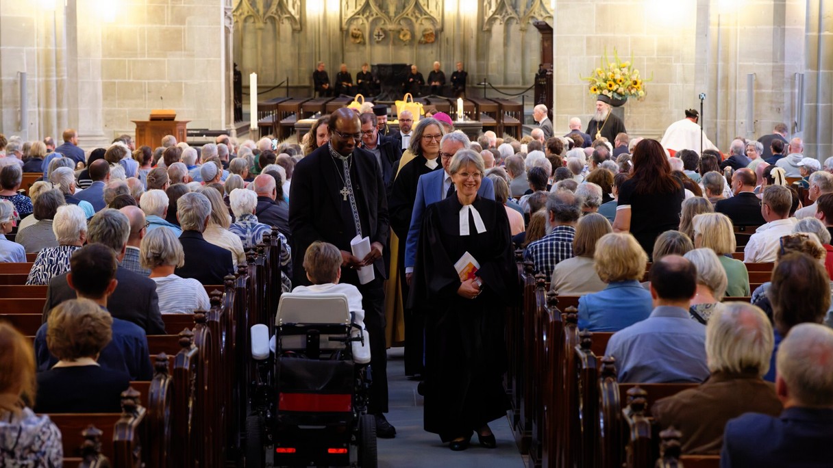 Vertreterinnen und Vertreter christlicher Kirchen im vollbesetzten Berner Münster.