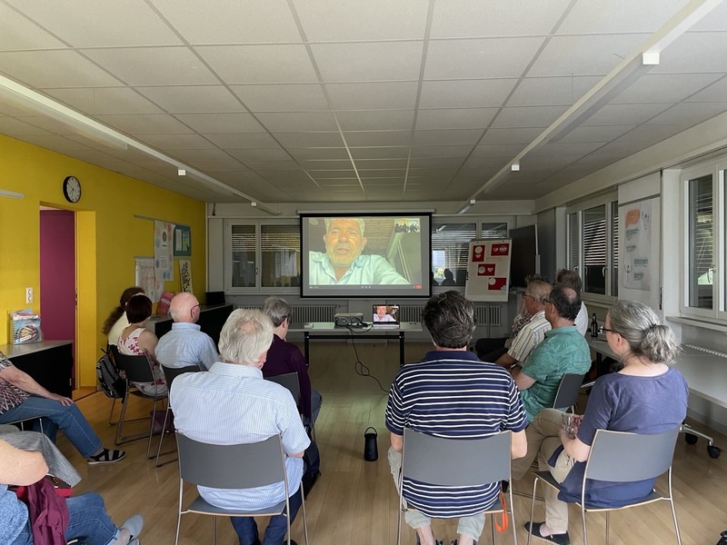 Daoud Nassar spricht per Videoschaltung mit den Besuchenden der Veranstaltung in St. Theresia.