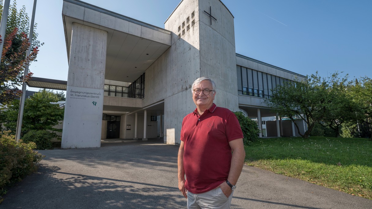 Bald Schule statt Kirchenzentrum? Bernhard Waldmüller, Leiter des Pastoralraums Kriens, vor dem Kirchenzentrum «Senti».