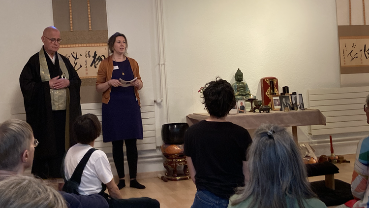 Zen-Mönch Shōkan Oshō Marcel Urech und Mirjam Läubli, Leiterin des Zürcher Forums der Religionen.