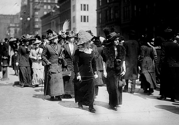 Menschen flanieren aneinander vorbei und betrachten die neuen Kleider, Aufnahme von 1911