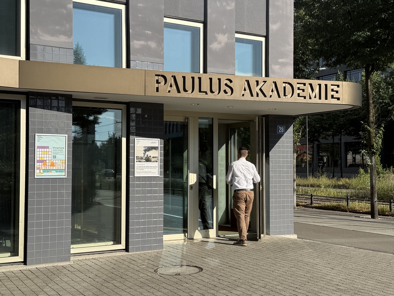 Am Eingang der Paulus Akademie in Zürich