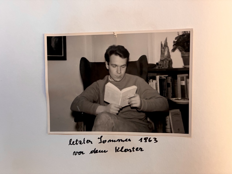 Christoph Schönborn lesend vor seinem Eintritt in den Dominikanerorden 1963.