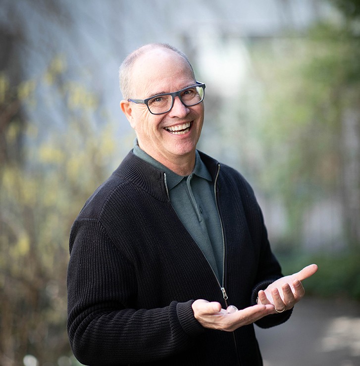 Urs Soler mit einem kleinen Kristall in der Hand.