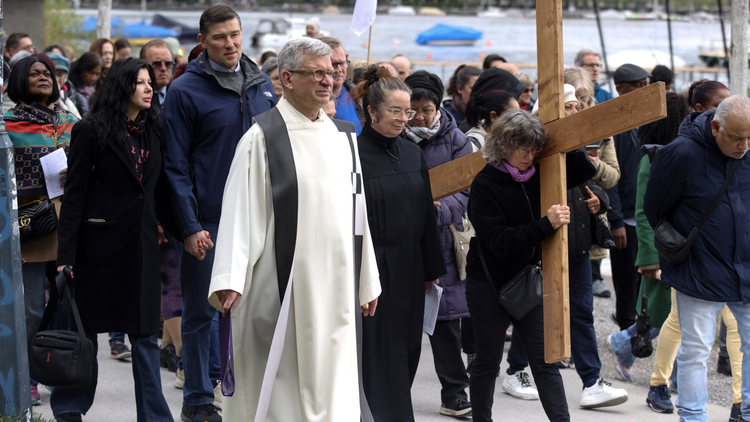 Menschen auf dem ökumenischen Kreuzweg