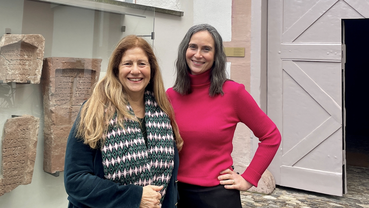 Nadia Guth Biasini (links), Präsidentin des Museumsvereins und Tochter der Museumsgründerin, mit Direktorin Naomi Lubrich vor dem neuen Haus des Jüdischen Museums der Schweiz in Basel.