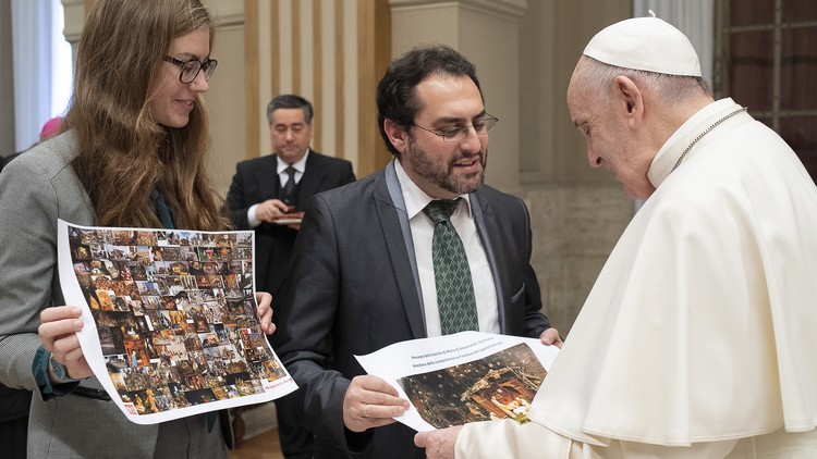 Mario Galgano überreicht Papst Franziskus am 26. Dezember 2019 Bilder von Weihnachtskrippen, die Hörer von Radio Vatikan eingereicht haben.