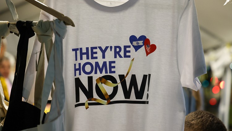 T-Shirt mit der Aufschrift «They're home now» (sie sind zurück) am 13. Oktober 2025 auf dem Platz der Geiseln in Tel Aviv (Israel), wo Menschen auf die Freilassung der verbliebenen Geiseln warten, die sich noch in der Gefangenschaft der Hamas befinden.