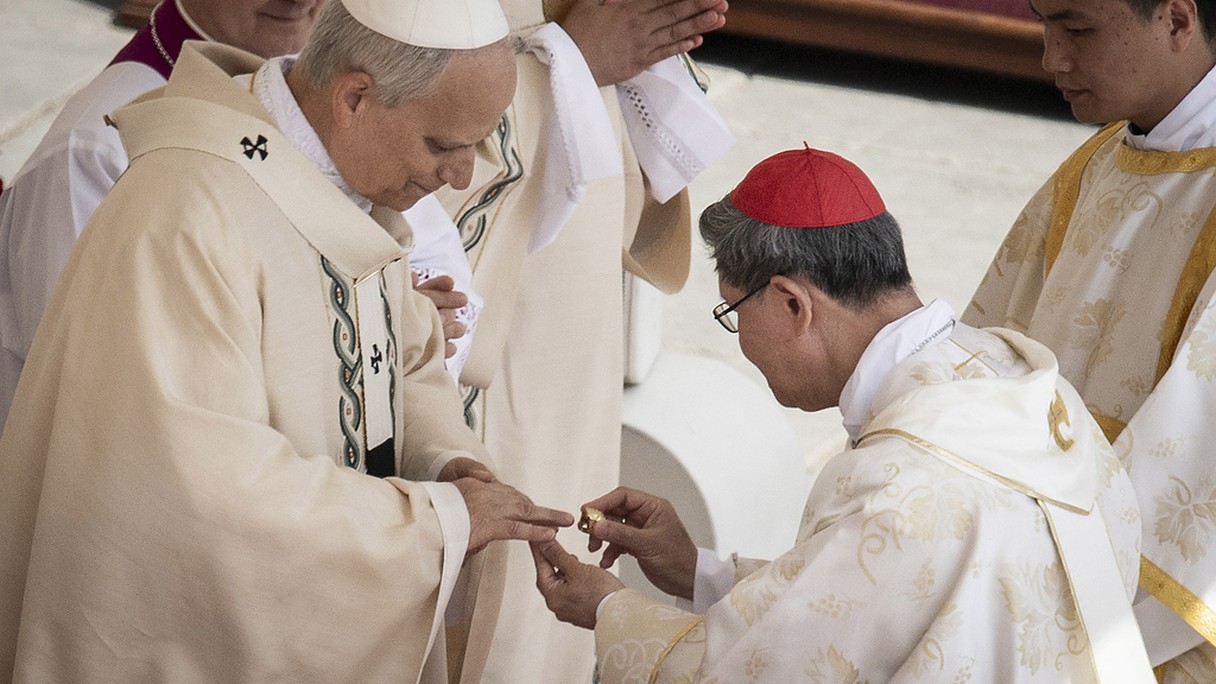 Kardinal Tagle steckt Papst Leo XIV. den Fischerring an.
