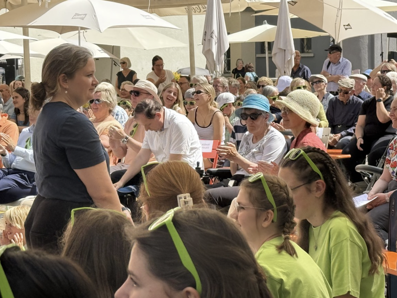 Menschen feiern Gottesdienst.