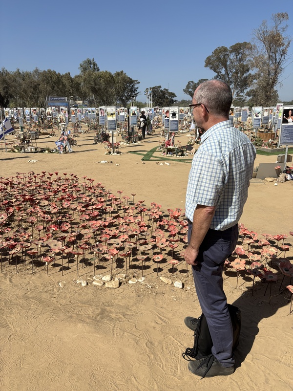 Christian Rutishauser an der Gedenkstätte am Nova-Festival-Gelände in Israel.