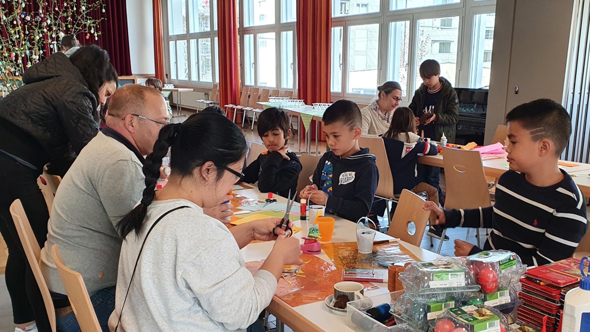 Familien basteln Dekorationen für das Osterfest