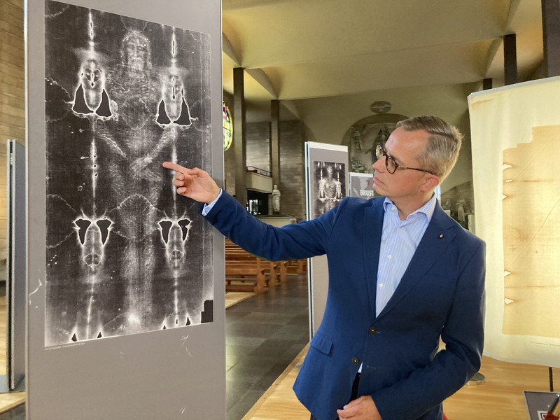 Christoph Borucki erklärt eine der Stelen
