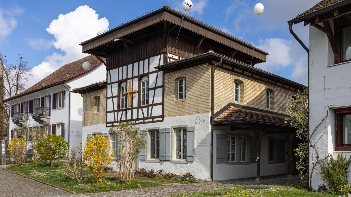 Kath. Begegnungszentrum Limi, im Frühling mit blühenden Forsythien