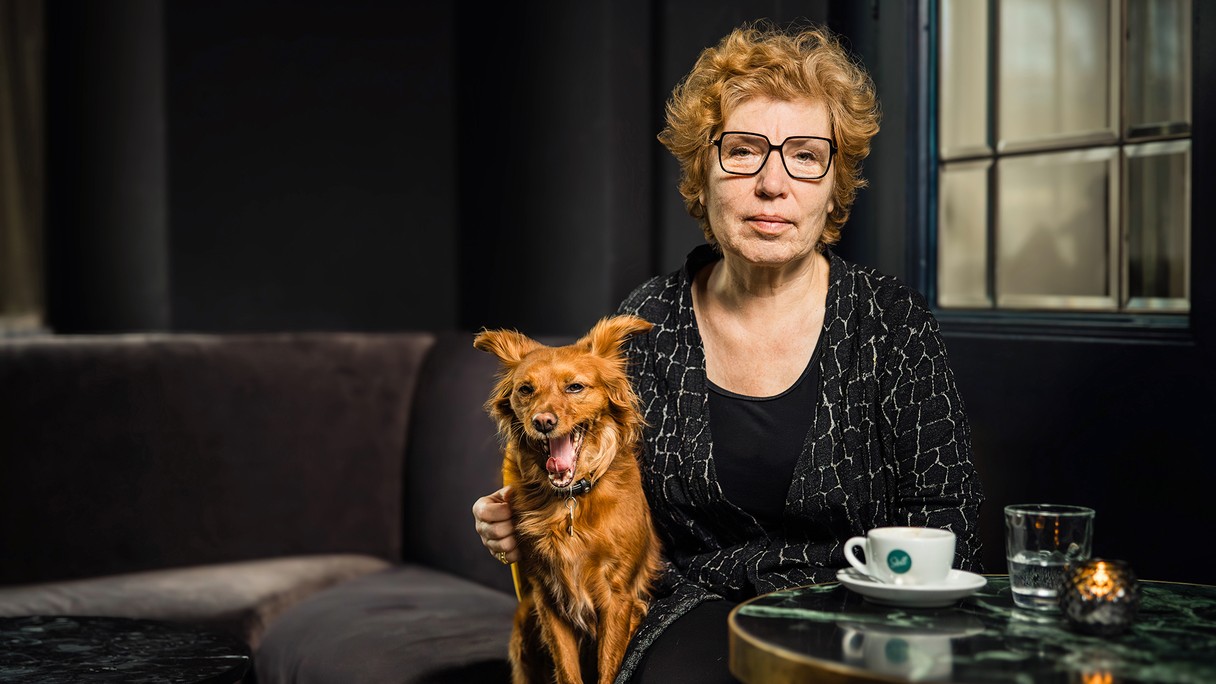 Zora del Buono mit ihrer Hündin Natalina in einem Zürcher Café