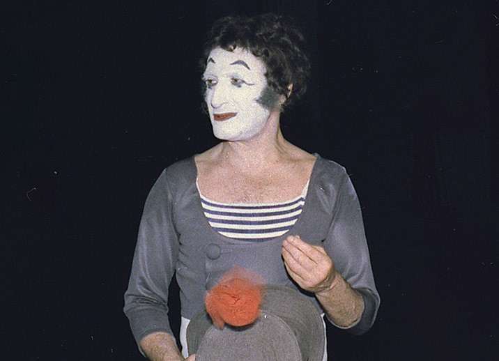Marcel Marceau mit weiss geschminktem Gesicht und nachdenklichem Gesichtsausdruck.