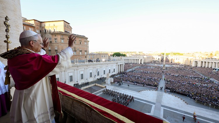 Der neuen Papst grüsst die Versammelten auf dem Petersplatz.