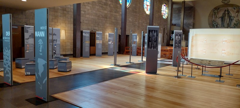 Die Stelen der Ausstellung in der Kirche Maria Lourdes