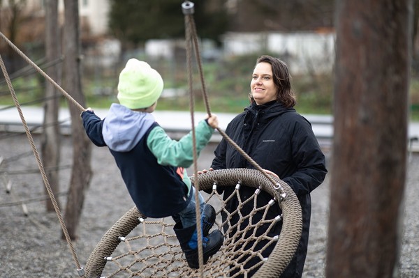 Frau Kühni auf dem Spielplatz mit ihrem Sohn.