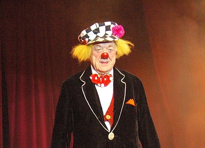 Oleg Popow mit Clownsnase in der Manege