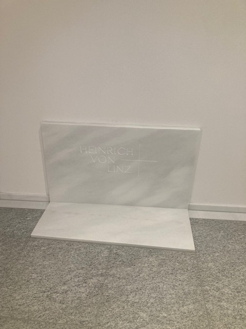 Die Grabplatte des Heinrich von Linz