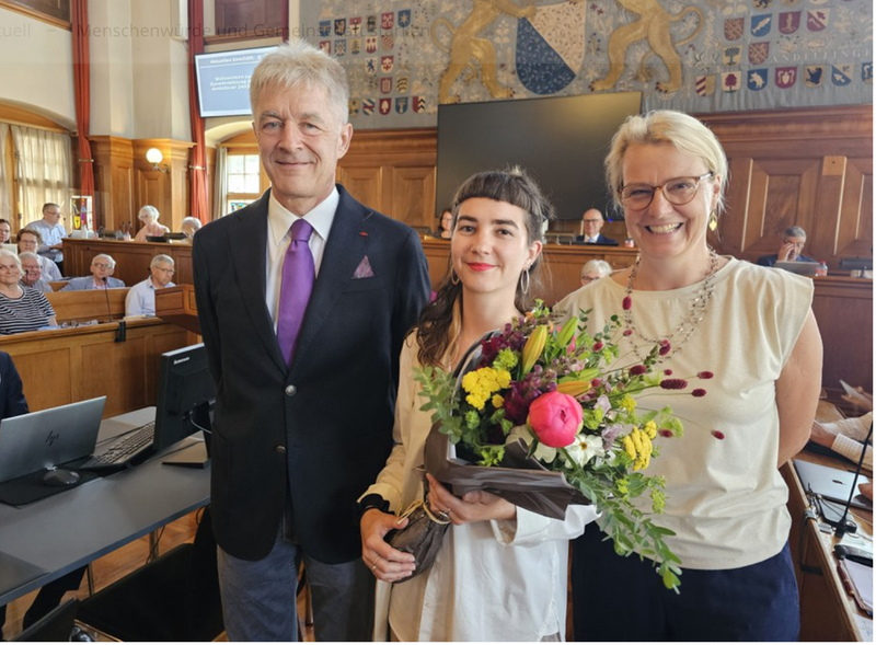 Daniel Otth, Synodalrat, mit der Freundin des abwesenden Preisträgers Tim Eimecke, Sophie Hartmann, und Susanne Brauer, Bereichsleiterin Soziales und Bildung.