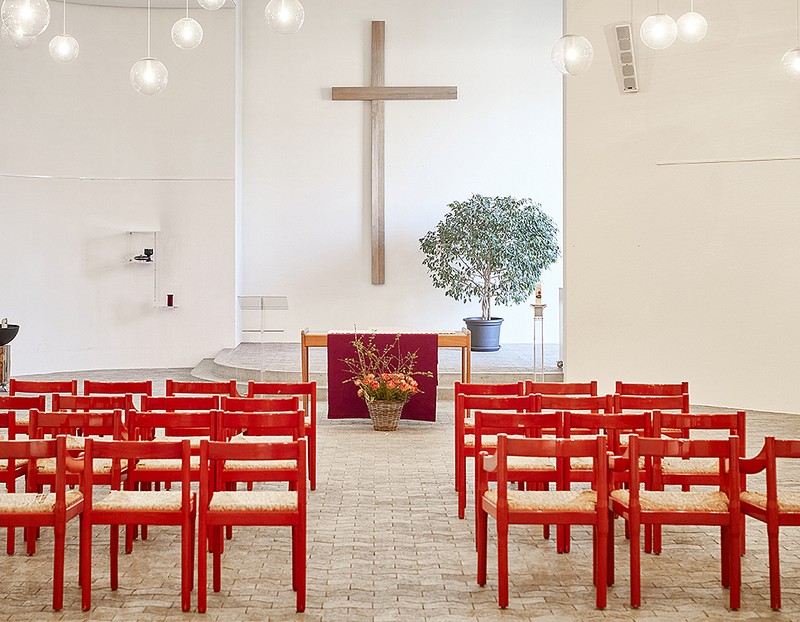 Innenansicht der Epi-Kirche mit roten Stühlen