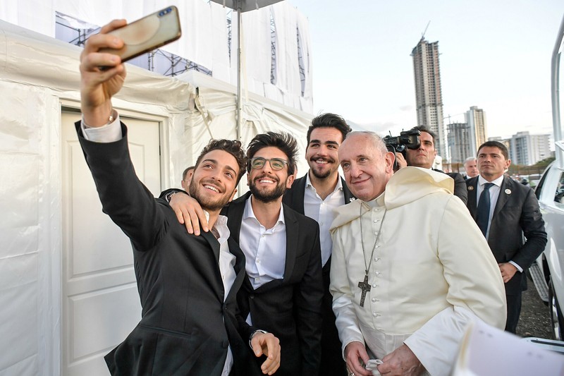 Papst Franziskus auf einem Selfie mit drei italienischen Musikern.