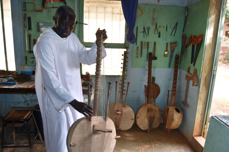 Ein Mönch spielt das traditionelle Instrument Kor
