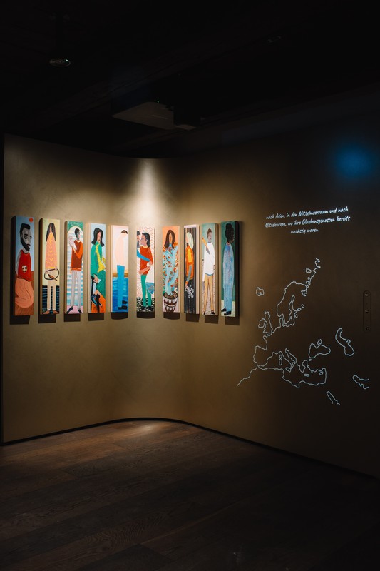 Shai Azoulays Werk «Minyan» (hebr: Zählung) befasst sich mit dem Quorum von zehn Menschen (orthodox: Männer), deren Anwesenheit für den Gottesdienst nötig ist.