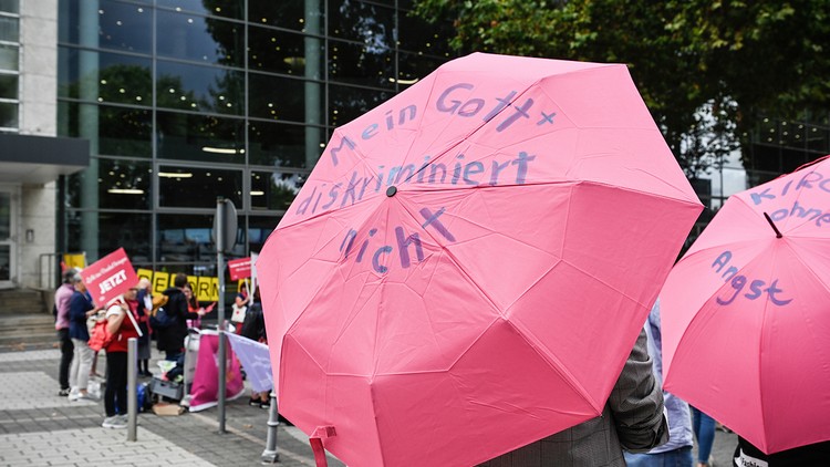 Schirm mit der Aufschrift «Mein Gott diskriminiert nicht»