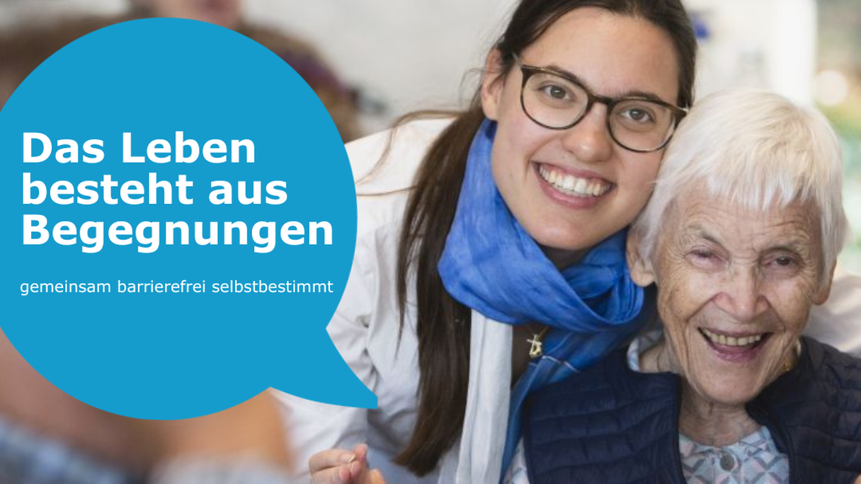 Menschen mit unterschiedlichen Behinderungen sitzen zusammen und lachen