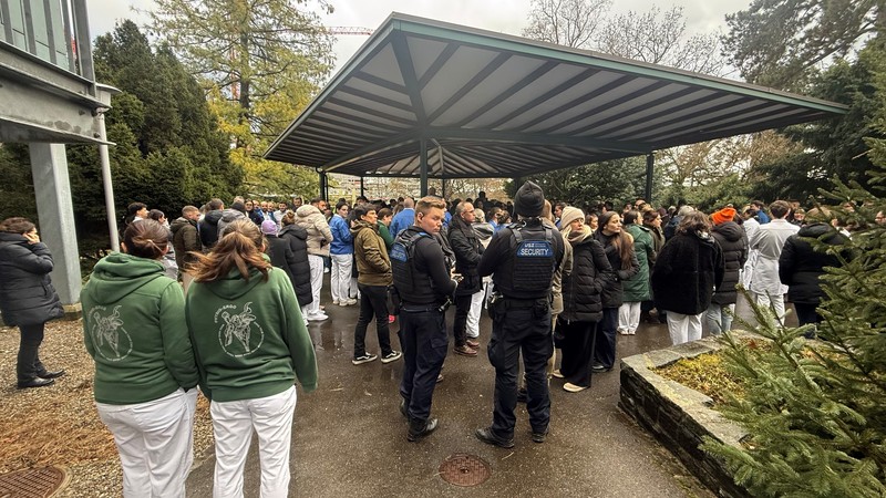 Die Angestellten des USZ bei der Schweigeminute