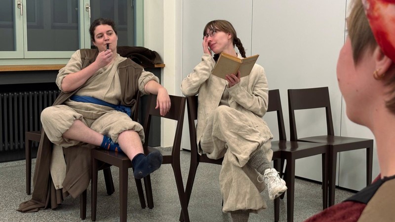 Bubnowa (links, Melina Eisenring) und Nastja (rechts, Svantje Thiel) erleben den Auftritt der völlig betrunkenen und laut deklamierenden Schauspielerin (auf dem Bild nicht zu sehen).