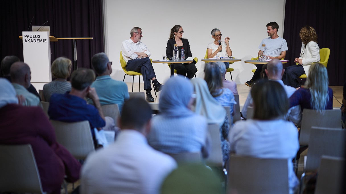 Podium zu «Pressefreiheit und Islamkritik»: Christoph Sigrist, Noemi Trucco, Susan Boos, Felix Reich, Amira Hafner-Al Jabaji.
