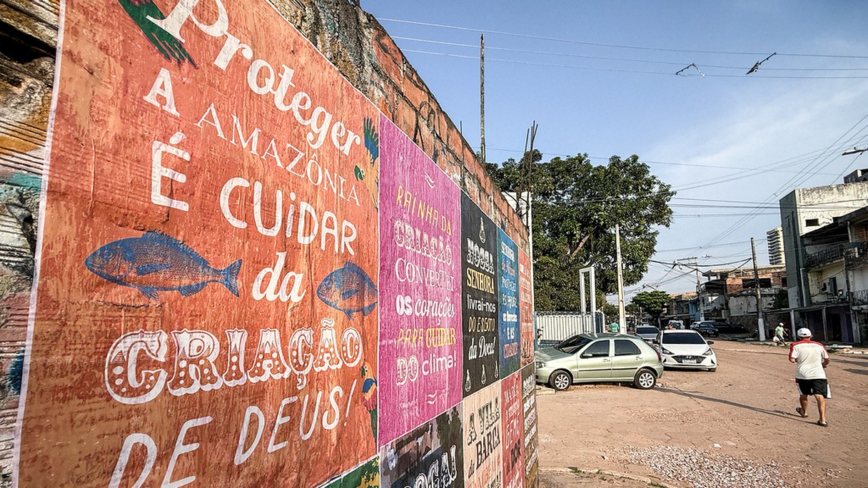 «Den Amazonas zu schützen, bedeutet die Schöpfung Gottes zu beschützen» steht am 16. Oktober 2025 auf einer Wand in Belém (Brasilien) dem Austragungsort der Weltklimakonferenz COP30.