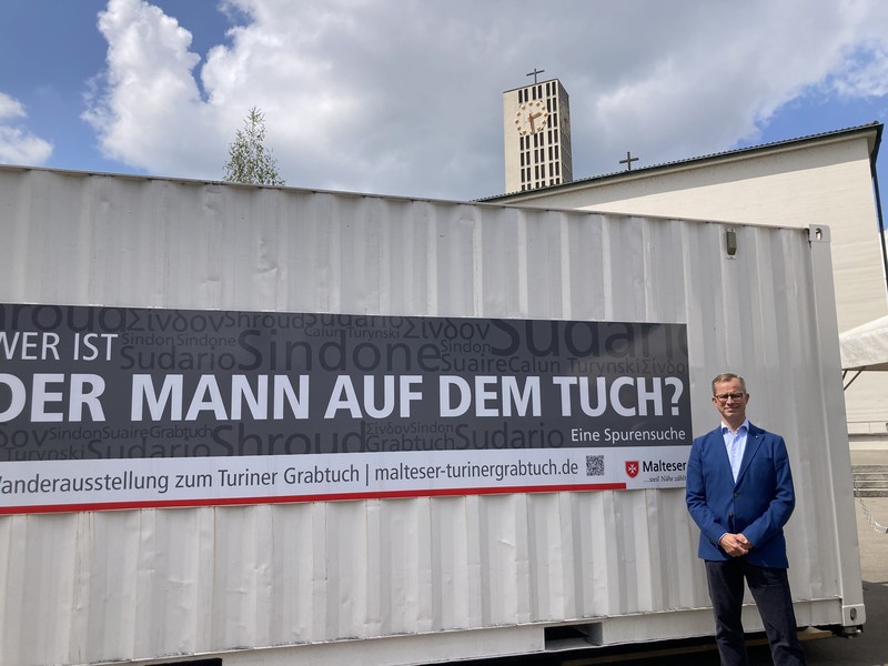 Christoph Borucki vor dem Container, in dem die Ausstellungsgegenstände nach Zürich kamen