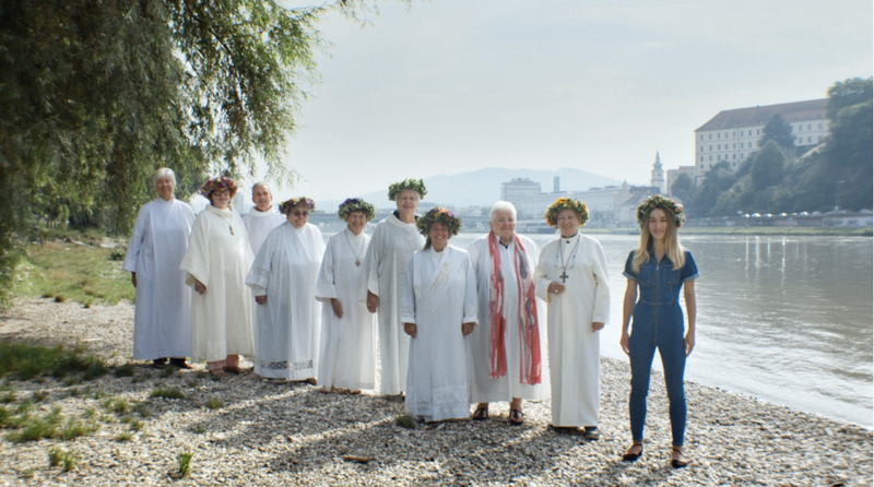 Inna Shevchenko trifft römisch-katholische Priesterinnen in Linz an der Donau. Filmbild aus «Girls and Gods»