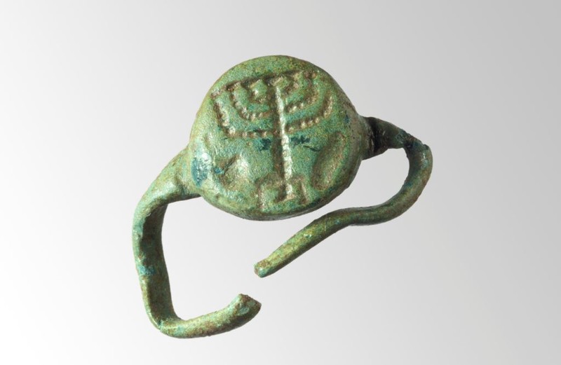 Ring mit Abbildung des siebenarmigen Leuchters, gefunden 2001 auf der römischen Fundstätte Augusta Raurica.