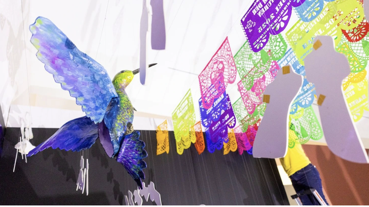 Der mexikanische Künstler Pepe Villegas hat für die Ausstellung ein Werk geschaffen, das von der Tradition des «Día de Muertos» inspiriert ist.