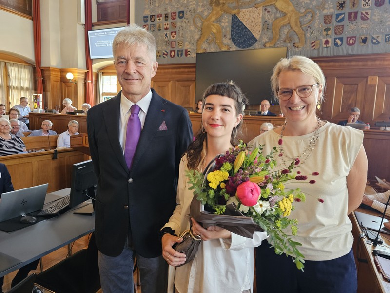 Daniel Otth, Synodalrat, mit Sophie Hartmann, die den Preis für den abwesenden Tim Eimecke entgegengenommen hat, und Susanne Brauer, Bereichsleiterin Soziales und Bildung.