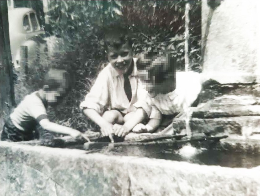 Fotografia di Pierre con la sorella e un altro bambino